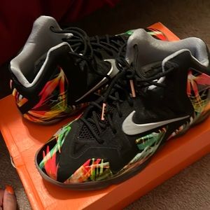 Lebron XI Everglades BLK/MTLLC SLVR-WLF GRY-ATMCMN. Grade school size 6.5Y.